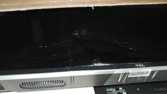 TV TCL 49" para retirar peças