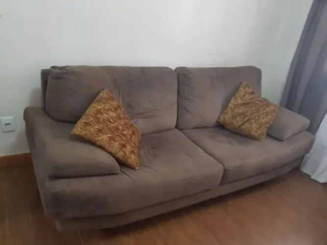 Sofá Suede marrom 4 lugares Móveis Trevisan