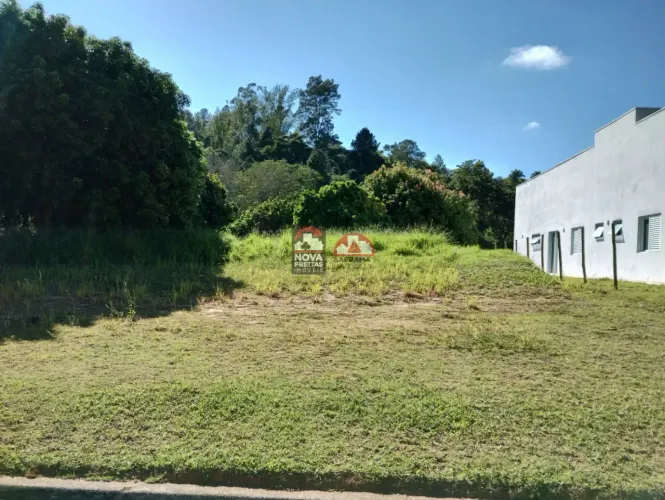 Terreno Padrão em Condomínio em Jambeiro