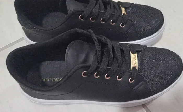 Tenis preto com brilho e aplique no cadarso