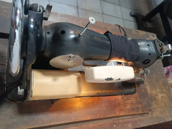 Máquina de Costura Singer Doméstica - Revisada e Funcionando Perfeitamente!