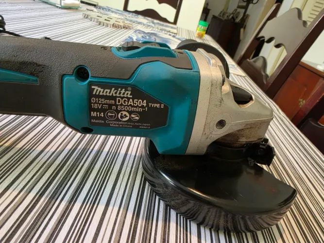 Kit Esmerilhadeira + Motosserra elétrica makita