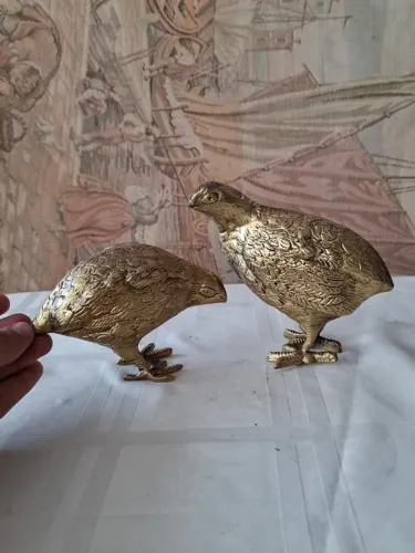 Par de codornas de bronze (patinha de uma está quase quebrando)
