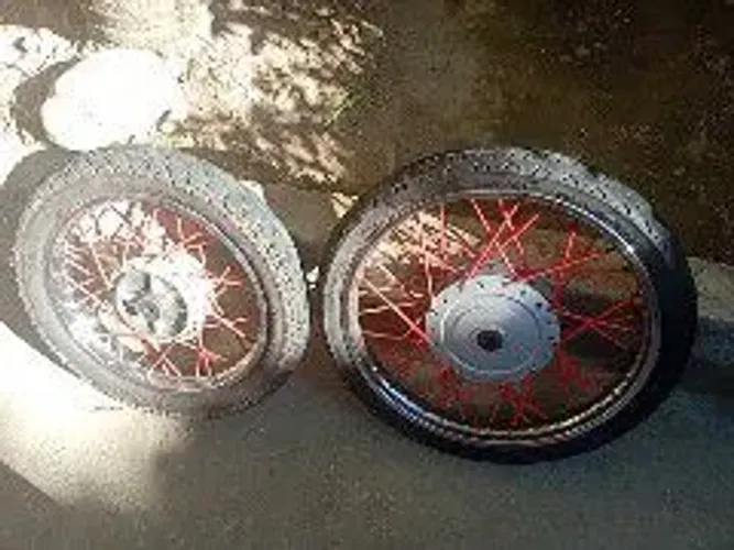 Par de rodas completas pra biz ( com pneus novos )