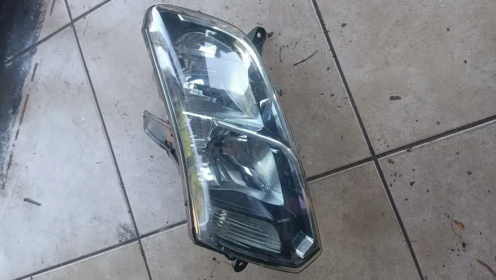 Farol Logan 2014 lado esquerdo 