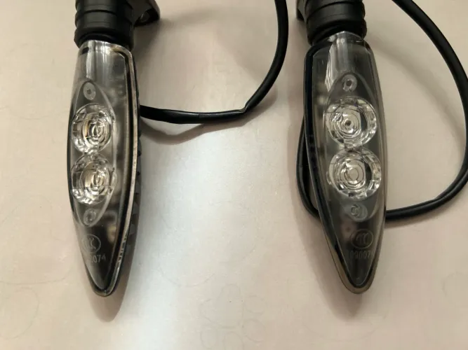 2 Setas Originais BMW 2017/2025 GS1200/GS1250 e Adventure, Novas em Perfeito Estado