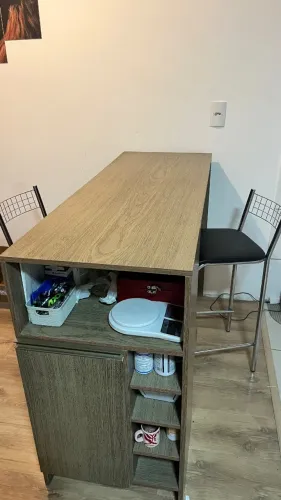 Balcão americano com duas banquetas