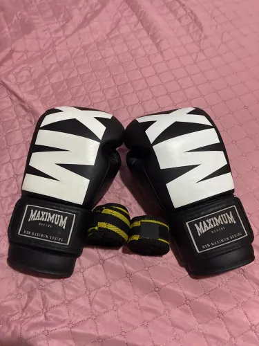 Luva de boxe max, pouco usada (bandagem opcional)