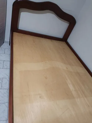 Cama de madeira maciça 
