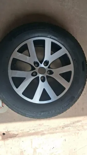 Vendo roda aro 17 montada com pneu Michelin 225/65 - ótimo estado
