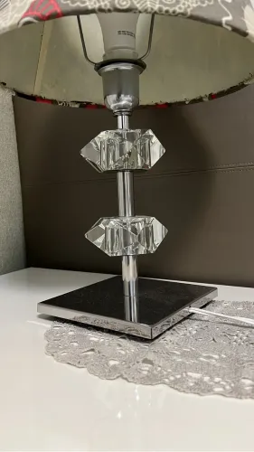 Abajur de metal e cristal