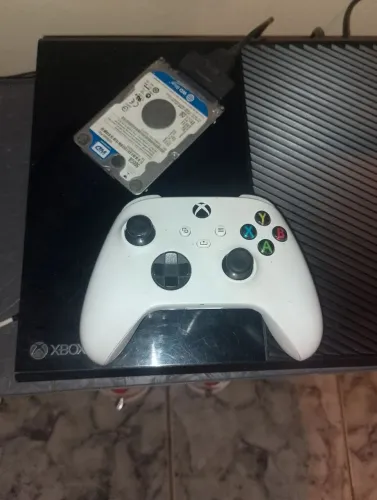 Xbox one com jogo no HD.