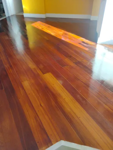 Aplicação de Bona e sinteco em piso de madeira 