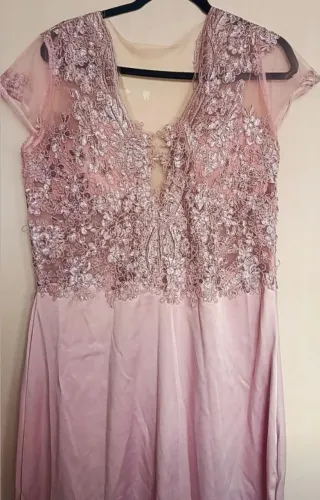 Vestido de Festa em Renda Plus Size. 