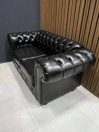 Sofá Chesterfield preto couro ecológico 2 lugares