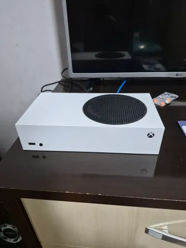 Xbox Series S - 2 Controles - 1 Ano de Uso - Completo e Caixa original