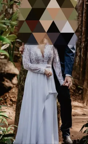 Vestido de Noiva Romântico em Renda Chantilly & Saia Fluída