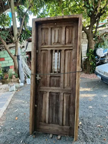 Porta de madeira maciça completa