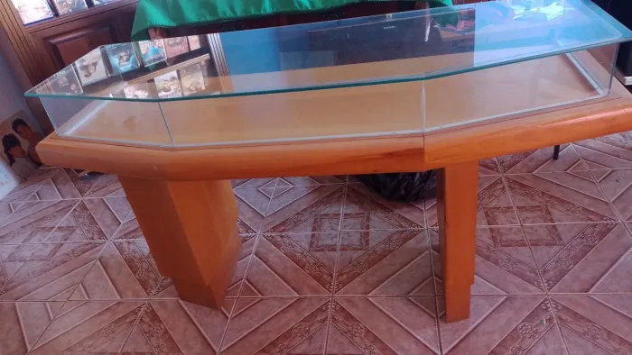 Vendo balcão pra óptica em bom estado de madeira com design em vidro ....