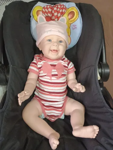Boneca reborn com cadeirinha