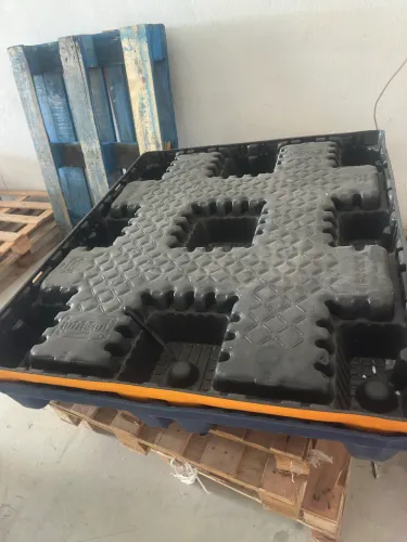 Palete de plástico tenho 10 unidades 