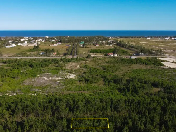 Esquina para investimento a 300 metros da Av. Interpraia na praia Lagoa Cortada