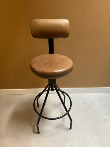 Banqueta giratória de couro com encosto