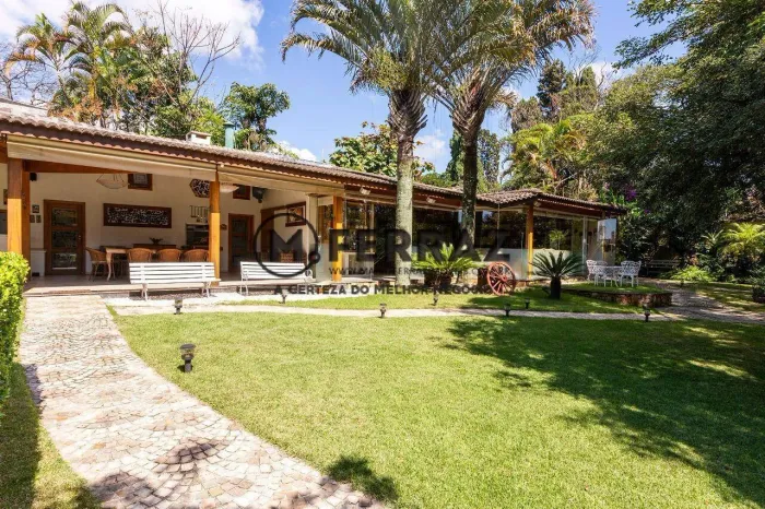 Casa de alto padrão em condomínio fechado - Chácara Monte Alegre