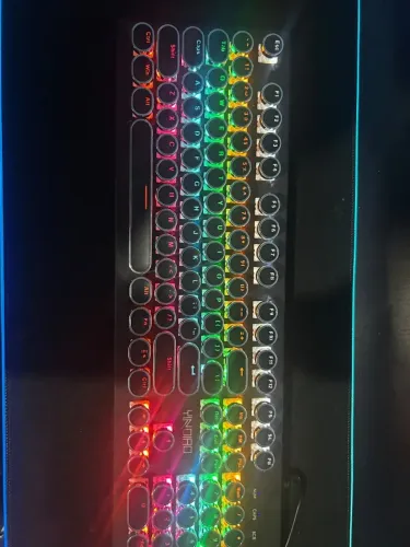 Teclado USADO (pouco tempo de uso)
