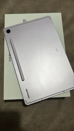 Tablet Samsung S9 FE, 128 GB + 6 GB de memória RAM, acompanha capinha