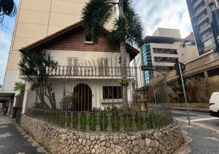 Casa de esquina com localização estratégica e visibilidade privilegiada!