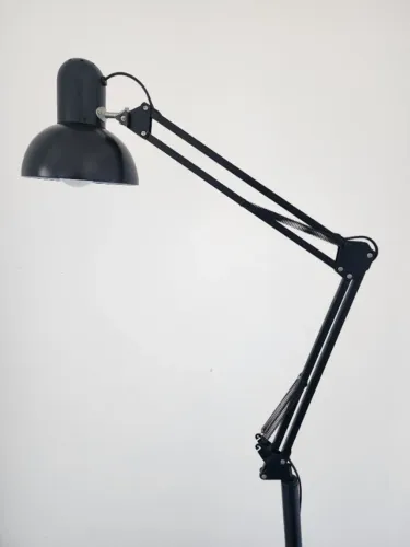 Luminária de Chão Articulada GMH Preta + Lâmpada Smart Wi-Fi Geonav