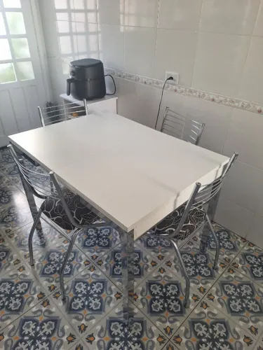 Mesa e quatro cadeiras