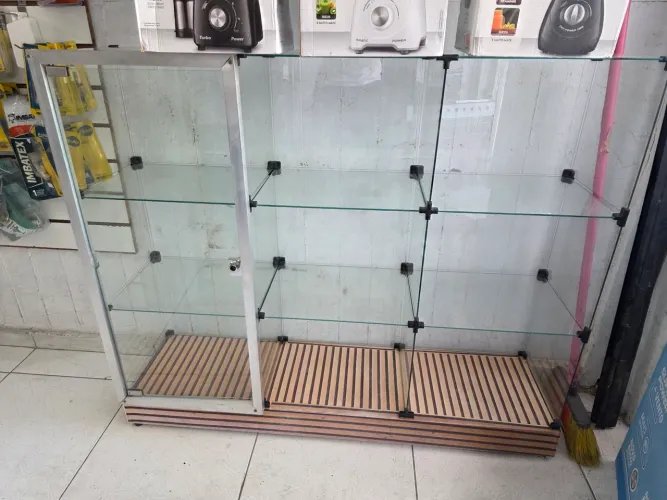 Vitrine com porta e fechadura .
