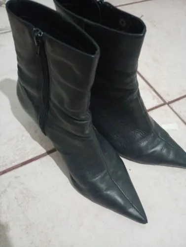 Botas Arezzo couro preta cano médio salto e bico fino 39