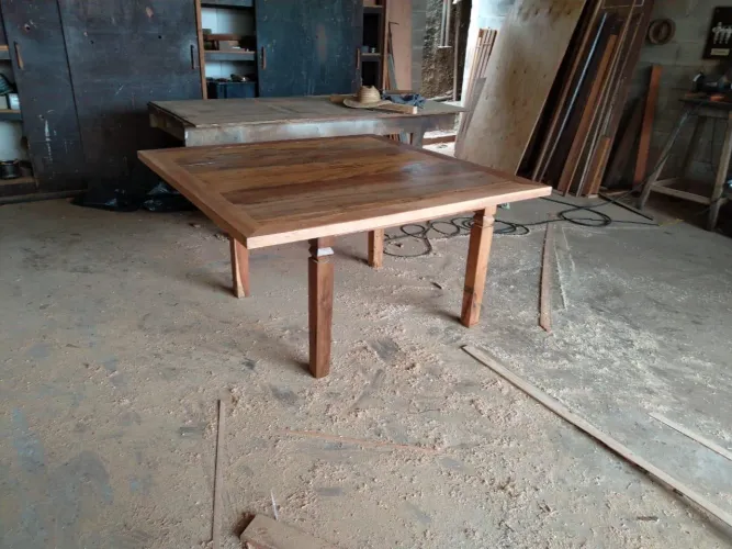 Mesa em madeira maciça