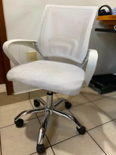Esta é uma cadeira de escritório giratória ergonômica branca