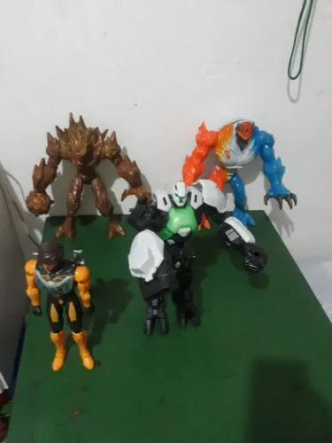 4 Bonecos Max Steel usados