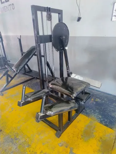 Máquina de glúteos, quatro apoios 