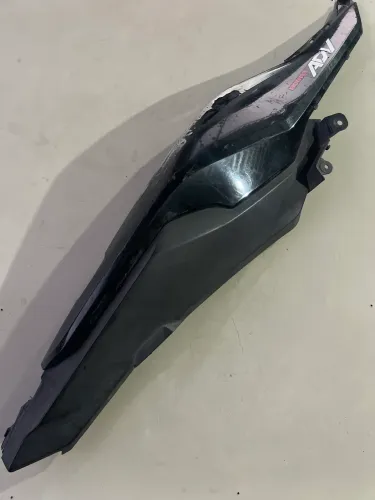 TAMPA LATERAL DIREITA ADV 150 HONDA ORIGINAL 19/23