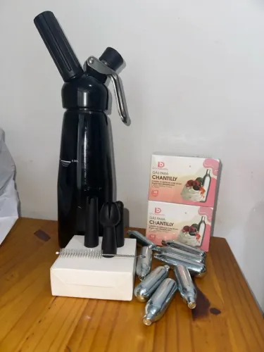 Sifão para Chantilly 500 ml + Acessórios e Cápsulas de Gás N2O Inclui sifão,