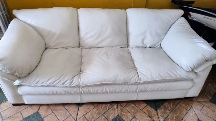 Sofá três lugares todo couro branco.