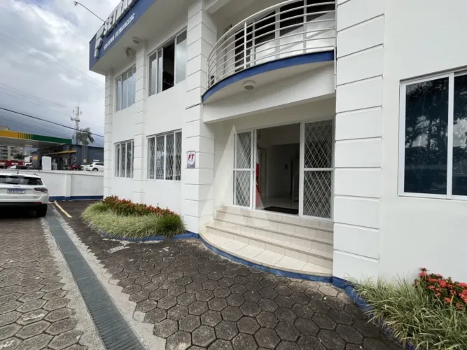 Sala Comercial com 38 m² localizada no bairro Anita Garibaldi em Joinville - SC.