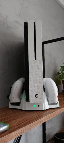Xbox S + 2 controles (1 novo) + base carregamento e resfriamento