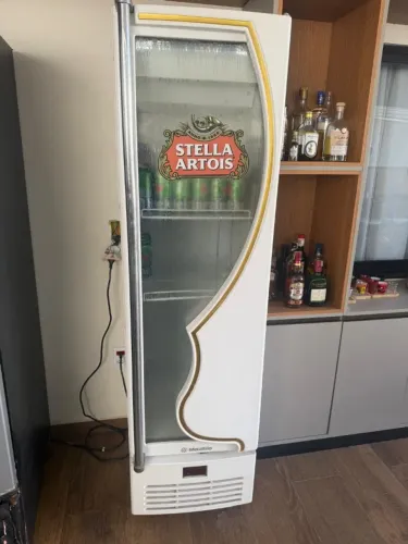 Cervejeira Metalfrio 220V Porta de Vidro Gelando -8°C