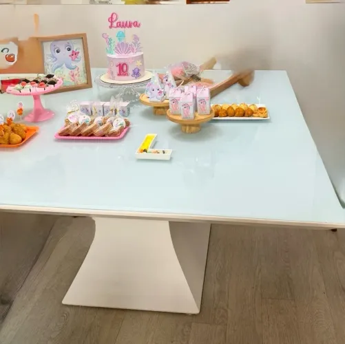 Título: Mesa de Jantar Quadrada com Tampo de Vidro - 1,40 x 1,40 m