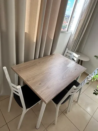 Vendo mesa 4 cadeiras