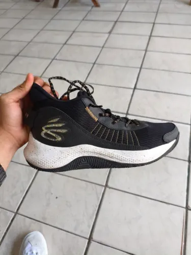 Tênis de Basquete e vôlei Under Armoud Curry 3z7 TAM. 42