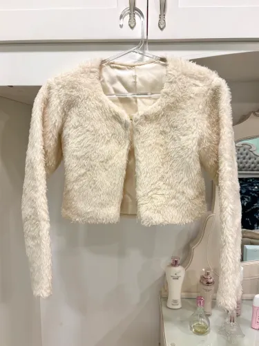 Casaco de pelos na cor creme