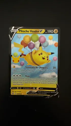 Carta Pikachu Voador V (coleção de 25 anos)
